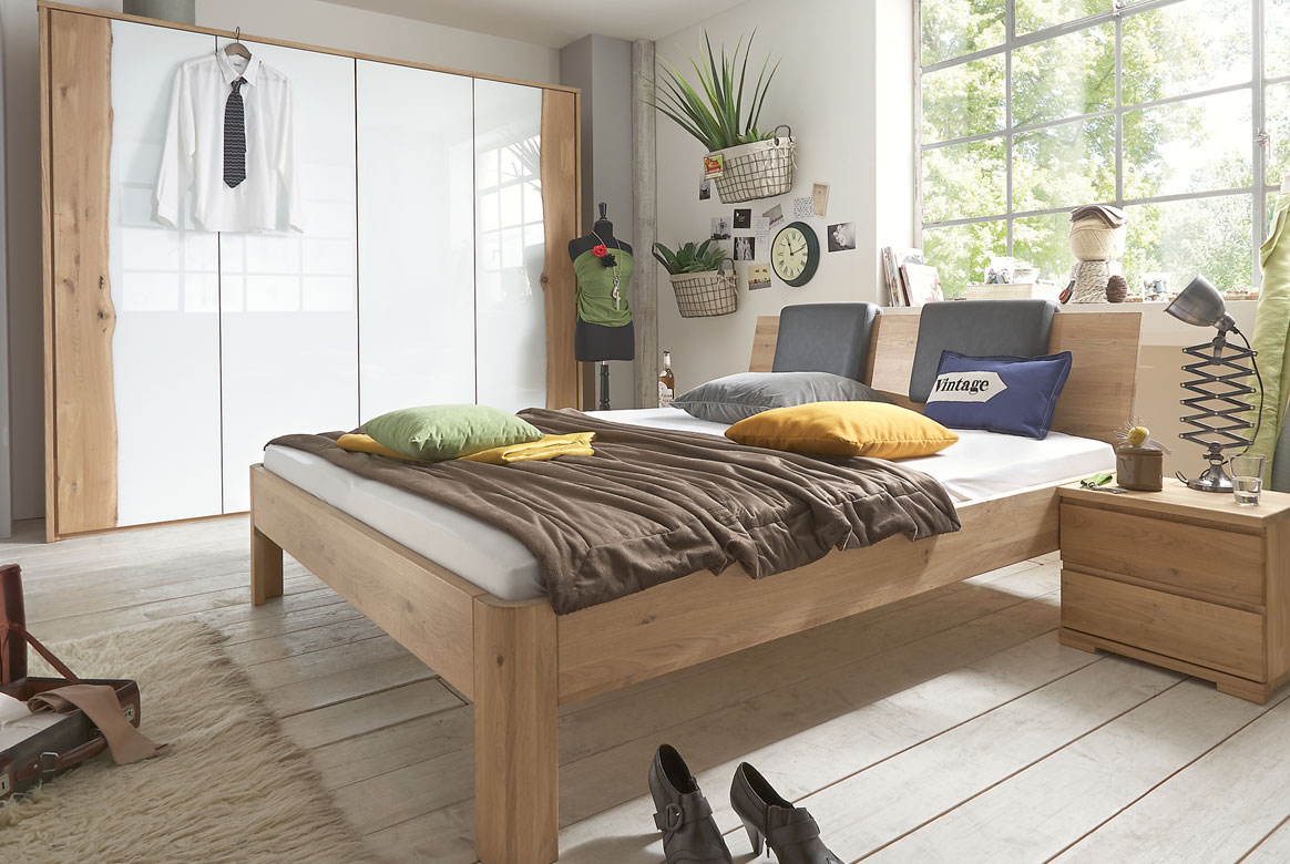 Abbildung Schlafzimmer Kleiderschrank in Massivholz Wildeiche geölt | F09 Abbildung Schlafzimmer Kleiderschrank in Massivholz Wildeiche geölt | F09