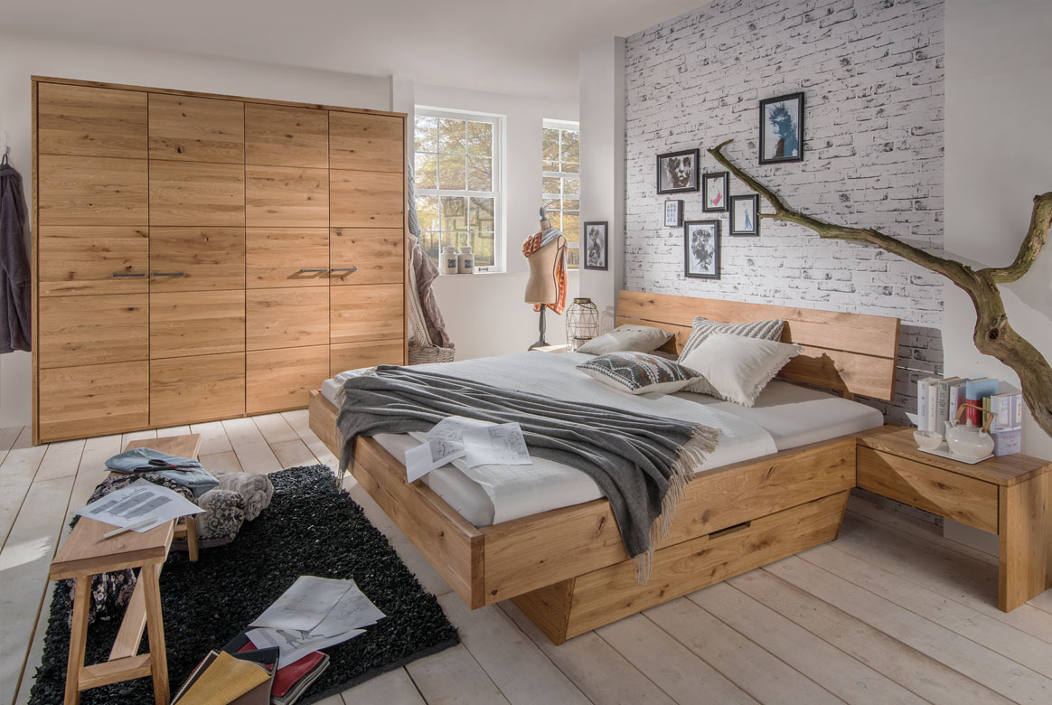 Abbildung Schlafzimmer Kleiderschrank in Massivholz Wildeiche mittleres Feld mit Fräsungen gelölt. Front F | T54 Schlafzimmer Kleiderschrank in Massivholz Wildeiche mittleres Feld mit Fräsungen gelölt. | T54
