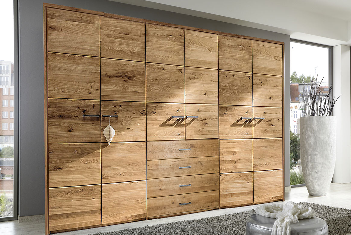 Abbildung Schlafzimmer Kleiderschrank in Massivholz Wildeiche mittleres Feld mit Fräsungen gelölt. Front F | T54 Schlafzimmer Kleiderschrank in Massivholz Wildeiche mittleres Feld mit Fräsungen gelölt. | T54